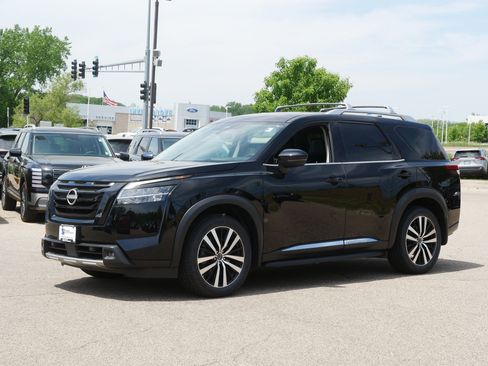 Used 2023 Nissan Pathfinder Platinum w/ Lighting Package (N93) AWD/4WD image 2