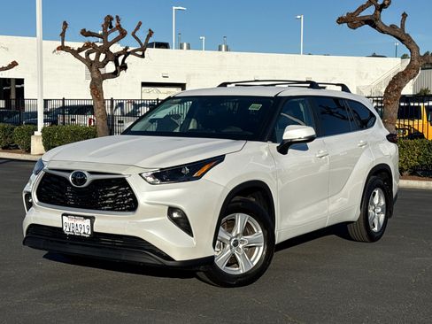 Certified 2025 Toyota Highlander LE image 2