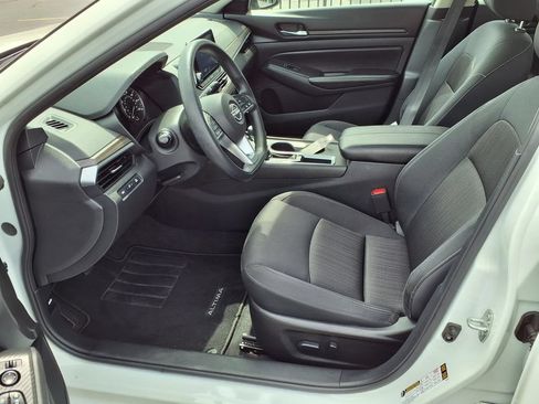 Used 2025 Nissan Altima 2.5 SV FWD image 19