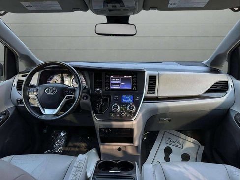 Used 2018 Toyota Sienna image 16