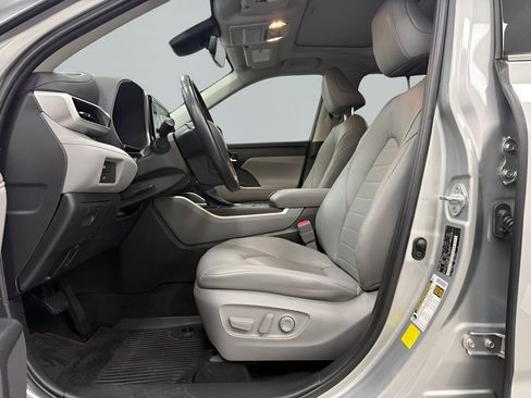 Used 2022 Toyota Highlander XLE FWD image 11