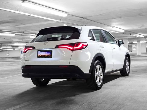 Certified 2023 Honda HR-V LX image 6