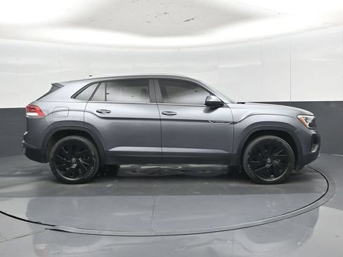 Used 2024 Volkswagen Atlas Cross Sport SE FWD image 2