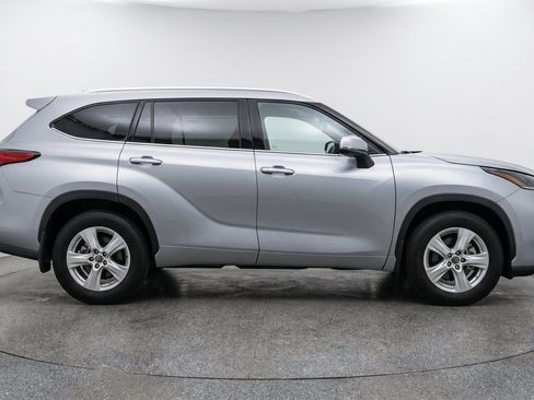 Used 2025 Toyota Highlander LE FWD image 11