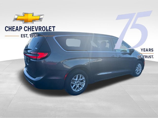 Used 2023 Chrysler Pacifica Touring-L FWD image 5