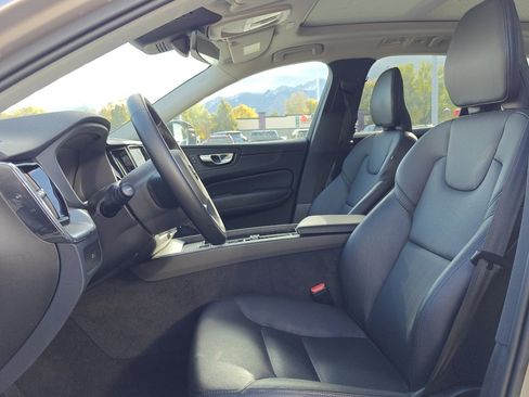 Used 2025 Volvo XC60 B5 Core image 10