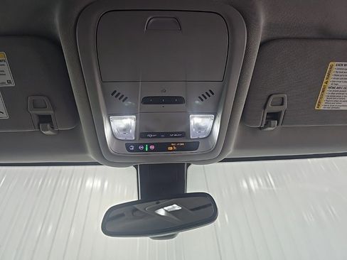 Used 2024 GMC Terrain SLT image 33