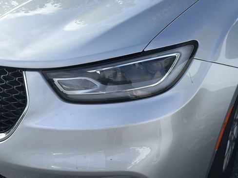 Used 2024 Chrysler Pacifica Touring-L FWD image 6