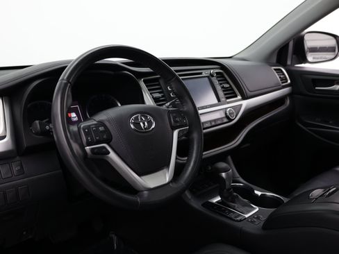 Used 2019 Toyota Highlander XLE AWD/4WD image 12