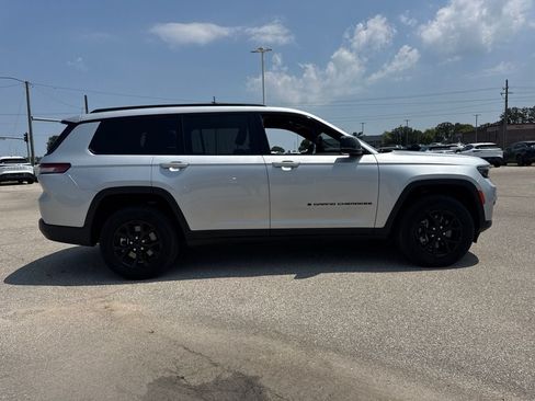 Used 2025 Jeep Grand Cherokee L Altitude AWD/4WD image 8