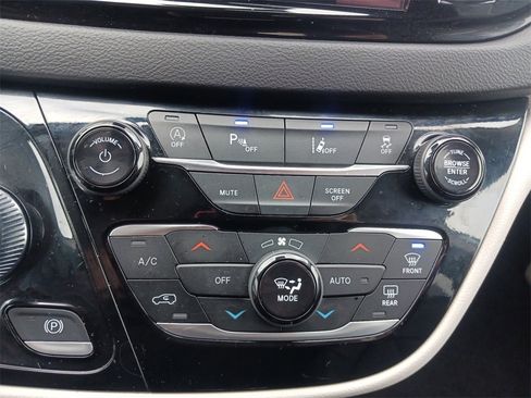 Used 2024 Chrysler Pacifica Touring-L image 23