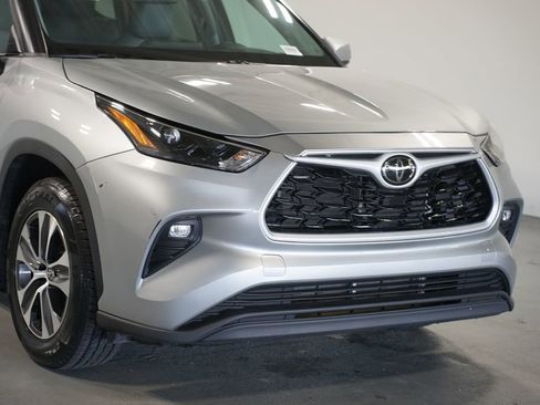 Certified 2023 Toyota Highlander XLE image 4