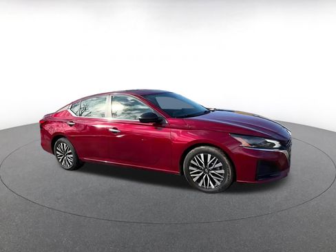 Used 2025 Nissan Altima 2.5 SV image 2