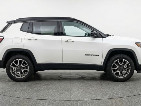 Used 2025 Jeep Compass Trailhawk image 11