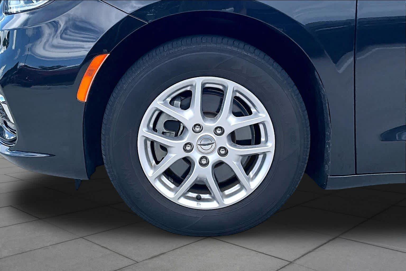 Used 2023 Chrysler Pacifica Touring-L FWD image 10