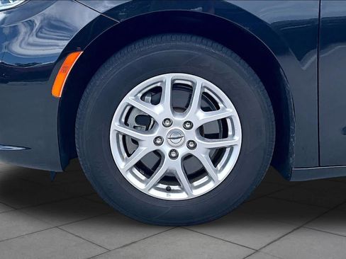 Used 2023 Chrysler Pacifica Touring-L FWD image 10