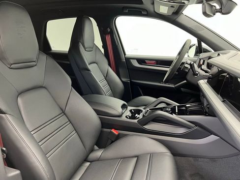 Used 2025 Porsche Cayenne image 19