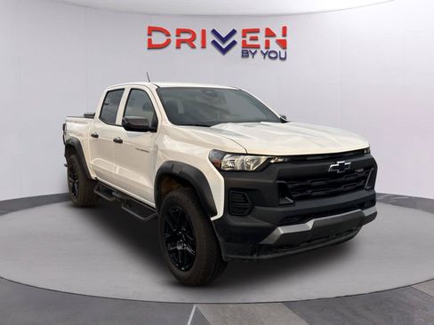 Used 2025 Chevrolet Colorado Trail Boss AWD/4WD image 2
