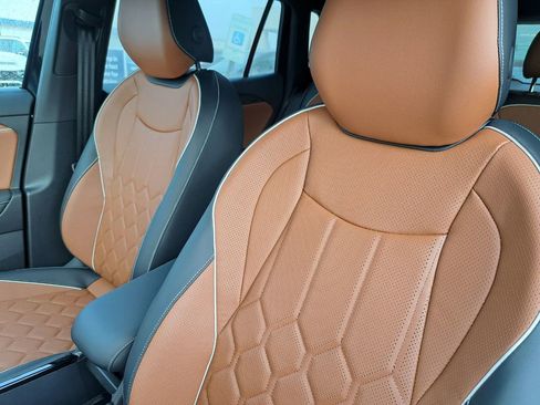 Used 2025 Volkswagen Tiguan SEL R-Line image 18