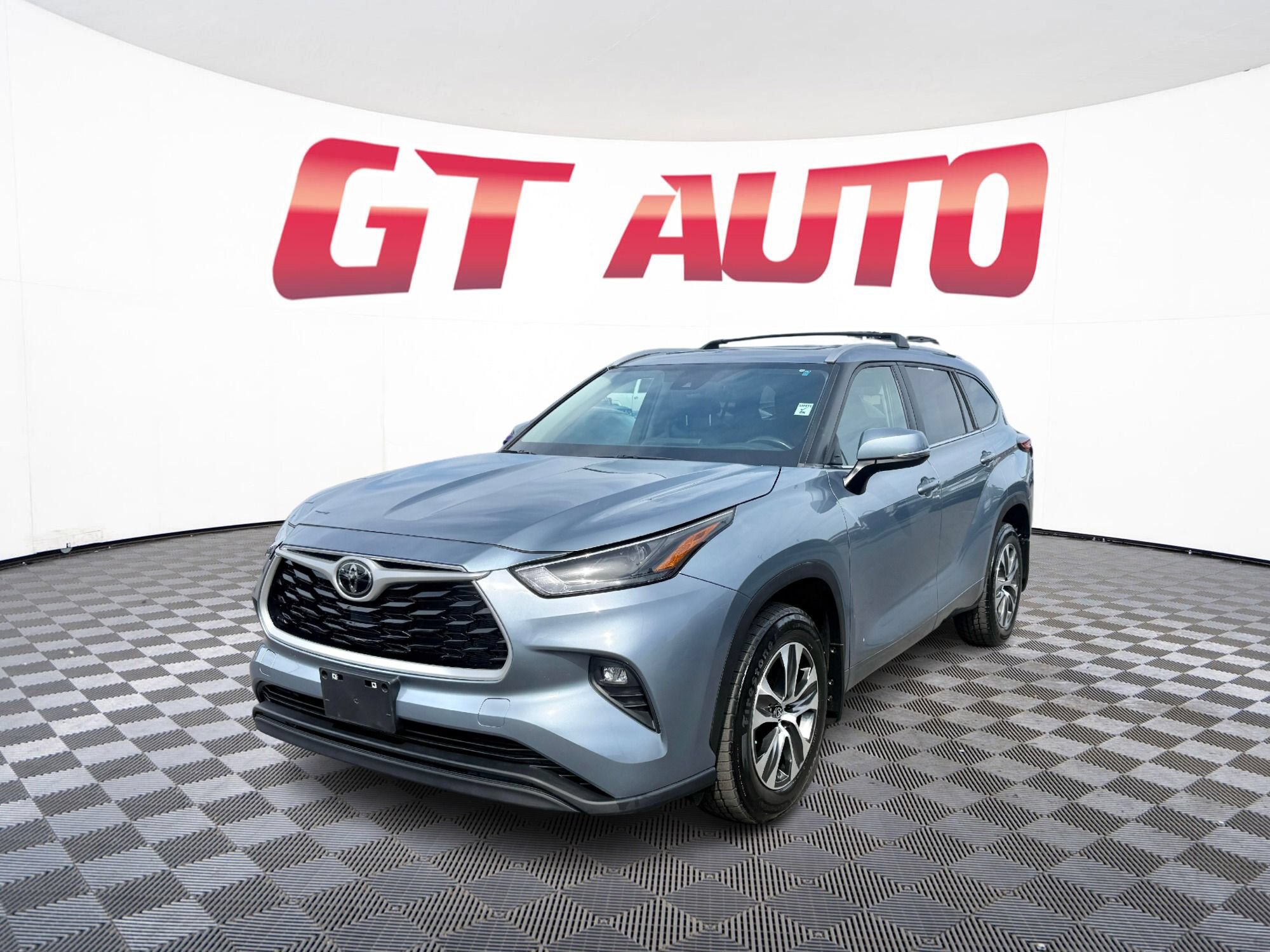 Used 2023 Toyota Highlander XLE AWD/4WD image 2