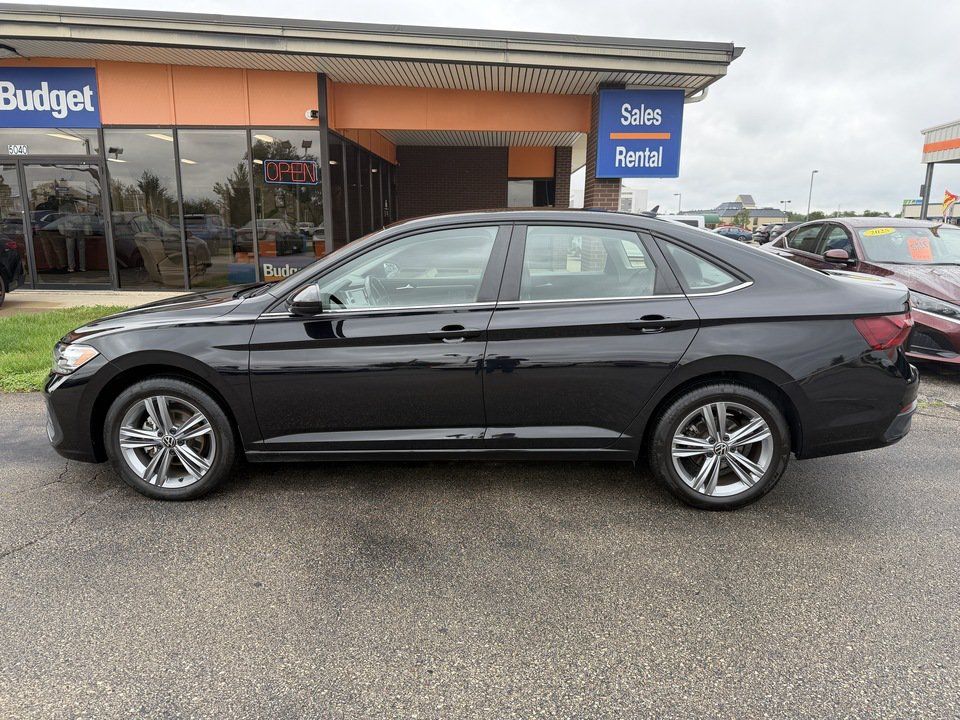 Used 2024 Volkswagen Jetta SE FWD image 2