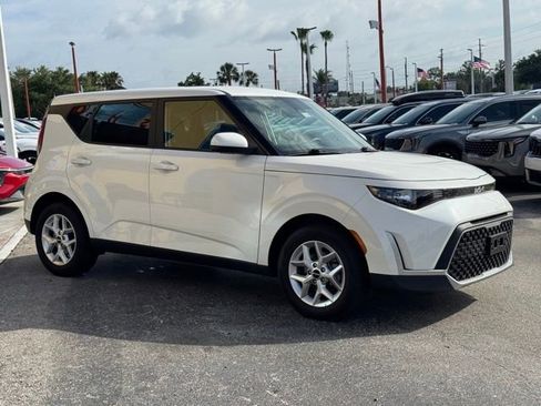 Certified 2025 Kia Soul LX w/ LX Technology Package FWD image 3