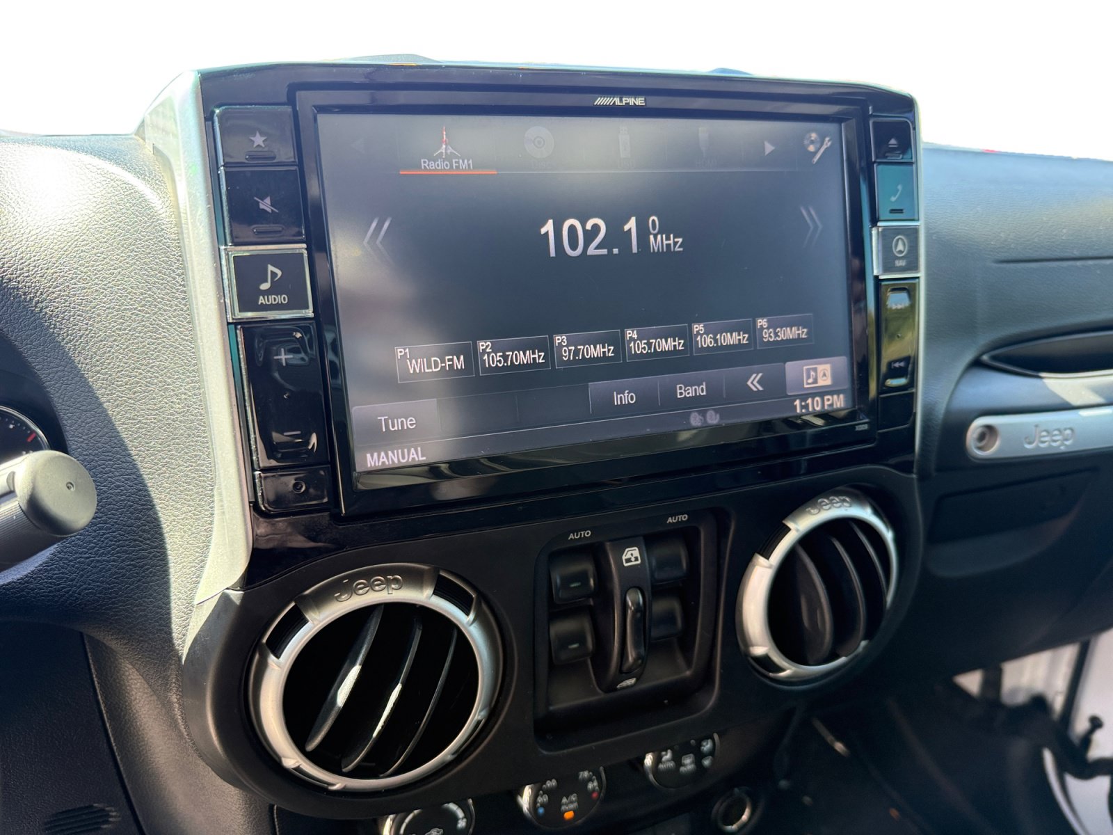 Used 2017 Jeep Wrangler Unlimited Sahara w/ Connectivity Group AWD/4WD image 12