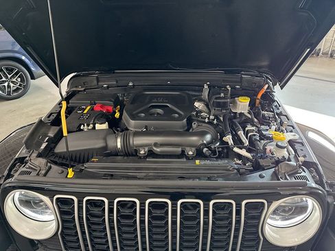 Used 2025 Jeep Wrangler Unlimited Sahara AWD/4WD image 36