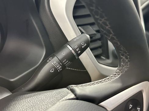 Used 2023 GMC Acadia SLT image 15