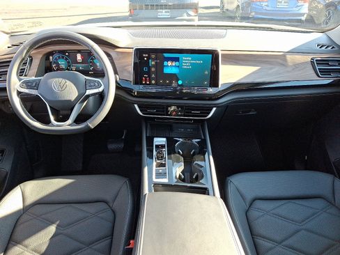 Used 2025 Volkswagen Atlas SE image 11