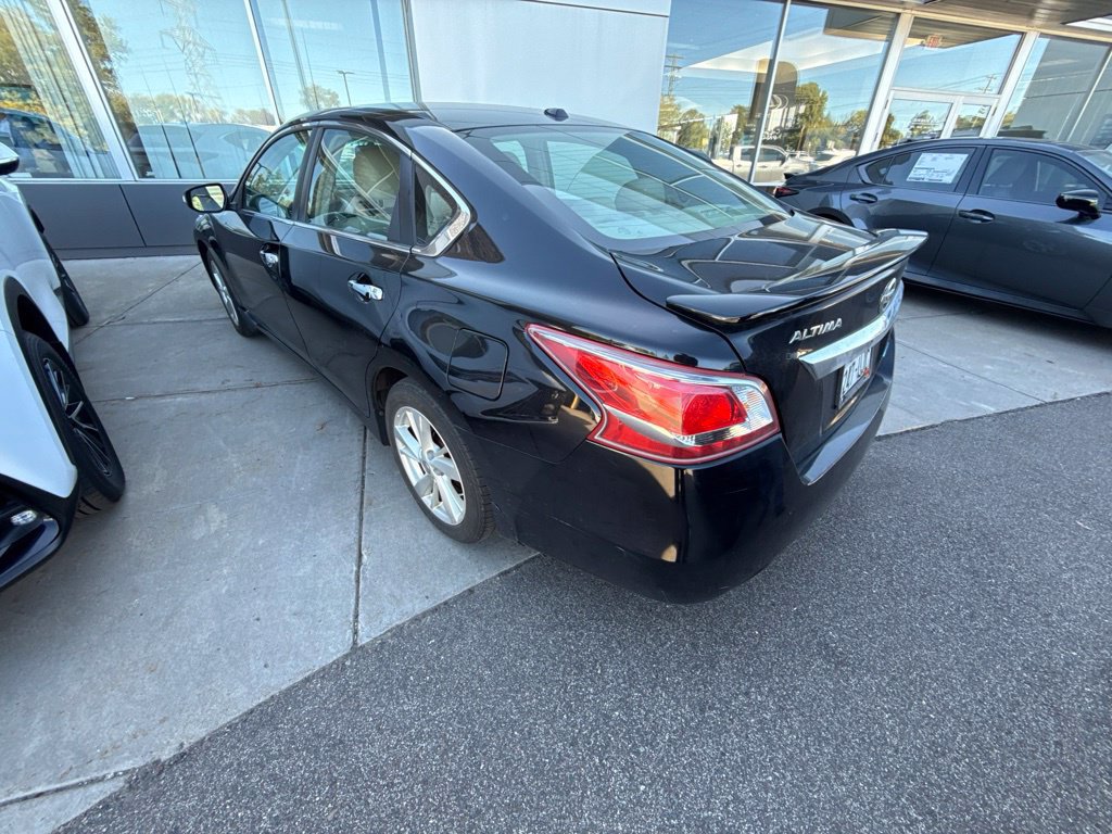 Used 2013 Nissan Altima 2.5 SL w/ Technology Pkg FWD image 9