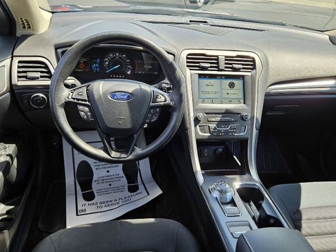 Used 2018 Ford Fusion SE w/ Fusion SE Technology Package FWD image 4
