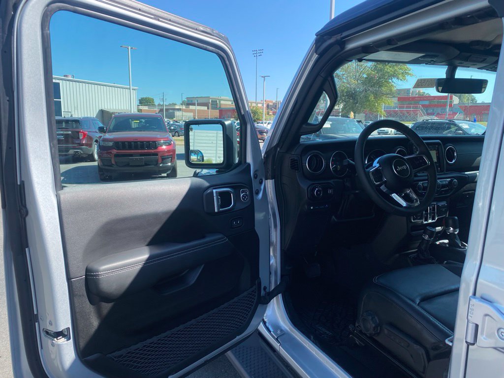Used 2023 Jeep Wrangler Unlimited Sahara AWD/4WD image 11