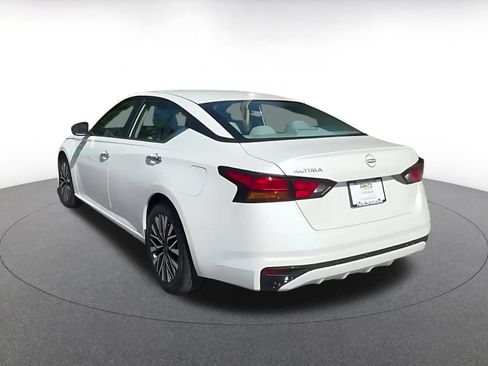 Used 2025 Nissan Altima 2.5 SV FWD image 11