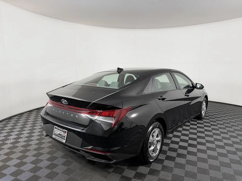 Used 2022 Hyundai Elantra SE FWD image 8