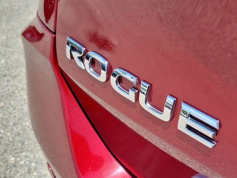 Used 2019 Nissan Rogue SV w/ Premium Package FWD image 8