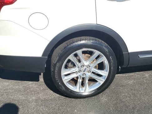 Used 2017 Ford Explorer XLT w/ Equipment Group 202A AWD/4WD image 5