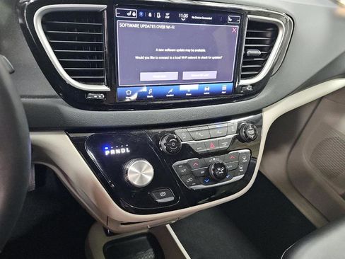 Used 2024 Chrysler Pacifica Touring-L image 12
