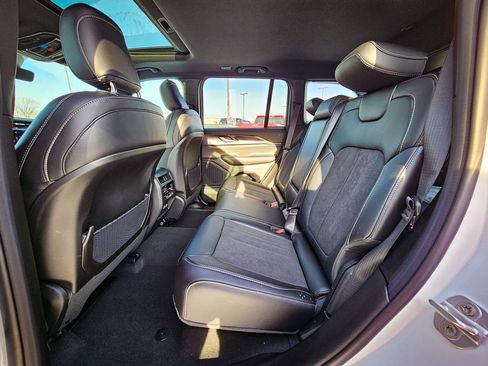 New 2025 Jeep Grand Cherokee Altitude image 31