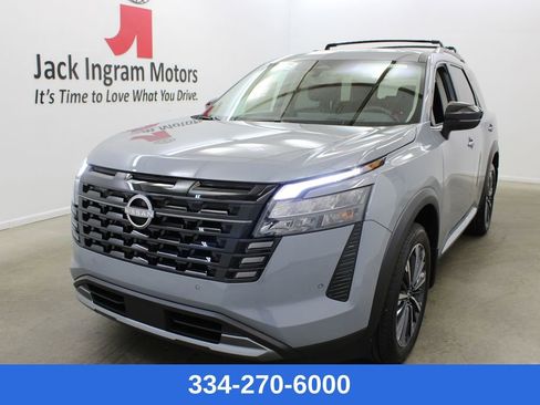 New 2026 Nissan Pathfinder Platinum image 1