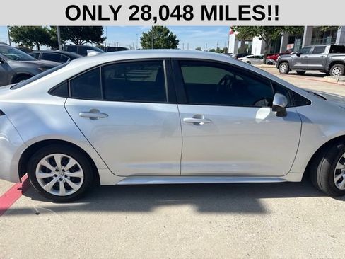 Used 2025 Toyota Corolla LE w/ Convenience Package FWD image 2
