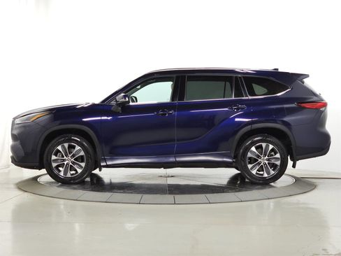 Used 2021 Toyota Highlander XLE AWD/4WD image 4