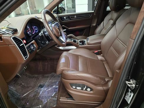 Used 2020 Porsche Cayenne Turbo image 17