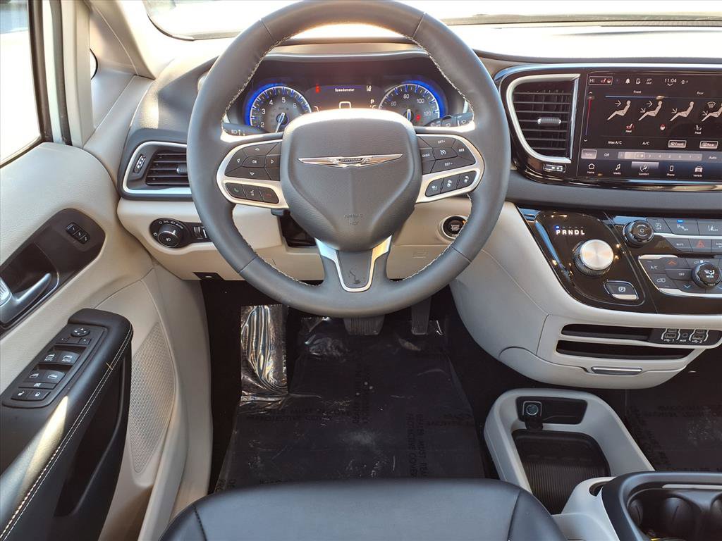 Used 2024 Chrysler Pacifica Touring-L FWD image 3