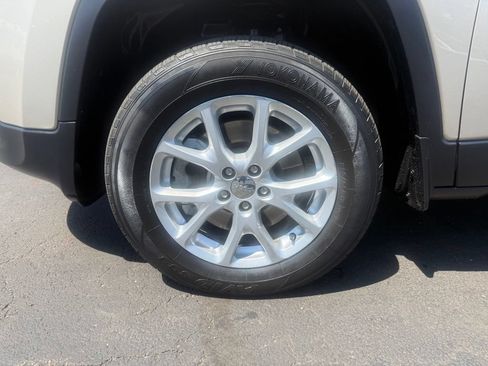 Used 2014 Jeep Cherokee Latitude w/ Comfort/Convenience Group AWD/4WD image 10