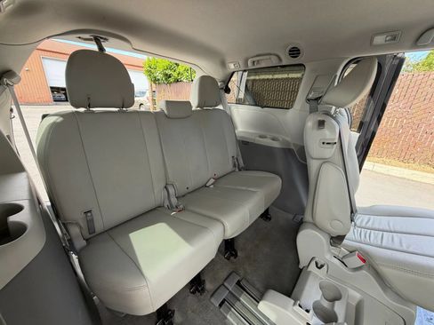 Used 2013 Toyota Sienna XLE FWD image 13
