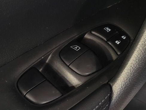 Used 2018 Nissan Rogue S AWD/4WD image 27