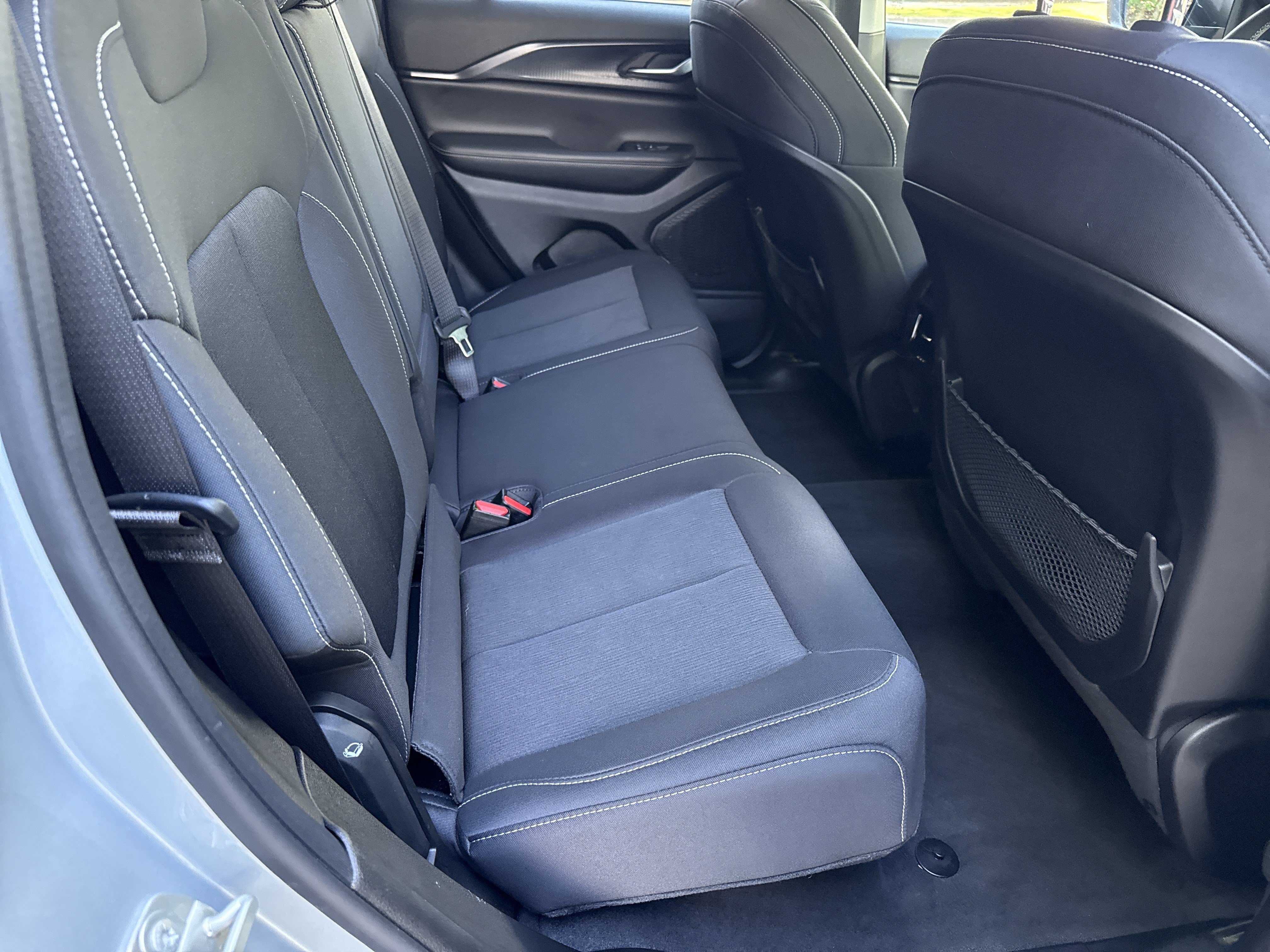 Used 2023 Jeep Grand Cherokee Laredo AWD/4WD image 15