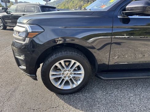Used 2024 Ford Expedition Max XLT image 9