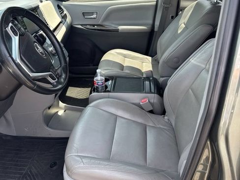 Used 2019 Toyota Sienna XLE Premium FWD image 2